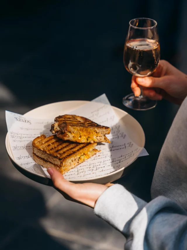 A golden croque basking in the sun… what more could you ask for? ☀️
Turning a lazy Sunday evening into something a little more refined, with the finest picks from @selections.be 🧀