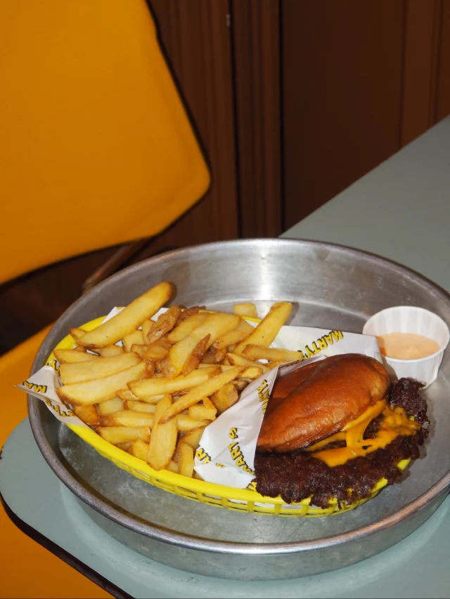 Veggie, beef or chicken smash, everyone finds their perfect match at Marty's 🍔