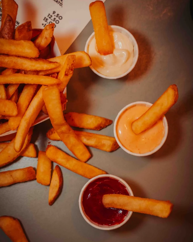 Four ways to enjoy @martysbun fries 🍟
1️⃣ Naked fries..
Delicious on their own... but a little too safe for us.
2️⃣With ketchup 🍅
A timeless classic
3️⃣ With Belgian mayonnaise.
Because some traditions are worth keeping.
4️⃣With our Secret Sauce
The one you'll have to taste to understand... 🤫✨
❓Which one are you choosing ❓