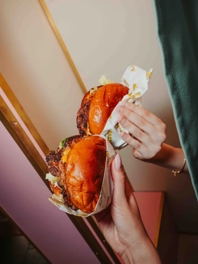 Spotted in the photomaton, smash burgers striking a pose 🎞️🍔
Classic or veggie, both are straight up INSANE and we won't hear otherwise ✨