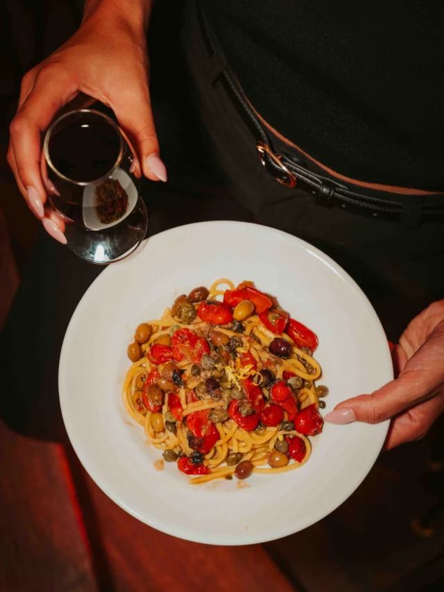 Swipe to discover the chef’s secret for the perfect Pasta alla Puttanesca 🤫
The final touch? A hint of fresh lemon zest. 🍋
Just perfect.  @gazzosa.brussels
