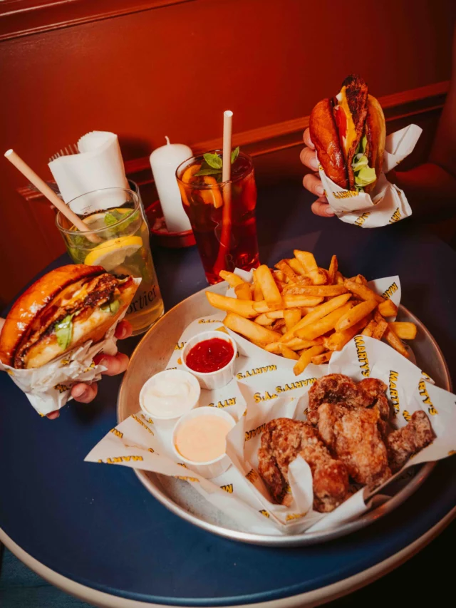 We were so hungry that we couldn't resist adding some crunchy chicken on the side of our smash burgers... and of course, three sauces, because we just had to try EVERYTHING 🍔🤤✨