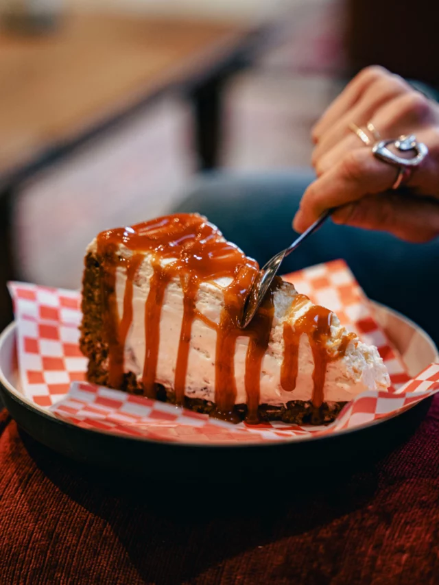 Sunday is for good cake, a good book, and a slice of Banoffee Pie📚
at the Literary Café. 🍰